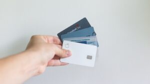 Hand hält mehrere Kreditkarten, symbolisiert Sofortkredit und Finanzplanung.
